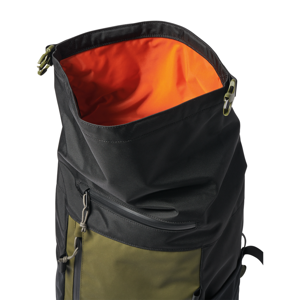 Roark's Passenger 2.0 Outdoor Bag in Black/Military. Big Image - 4
