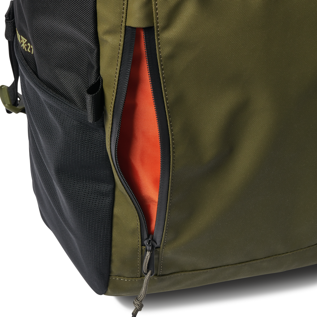 Roark's Passenger 2.0 Outdoor Bag in Black/Military. Big Image - 8