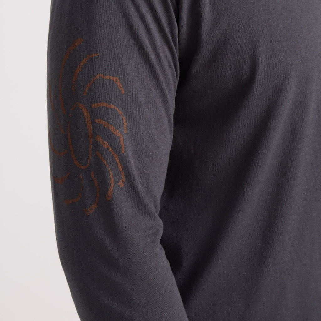 Long-sleeved active shirt by Roark, ideal for adventure and outdoor activities, in a versatile onyx color. Big Image - 5