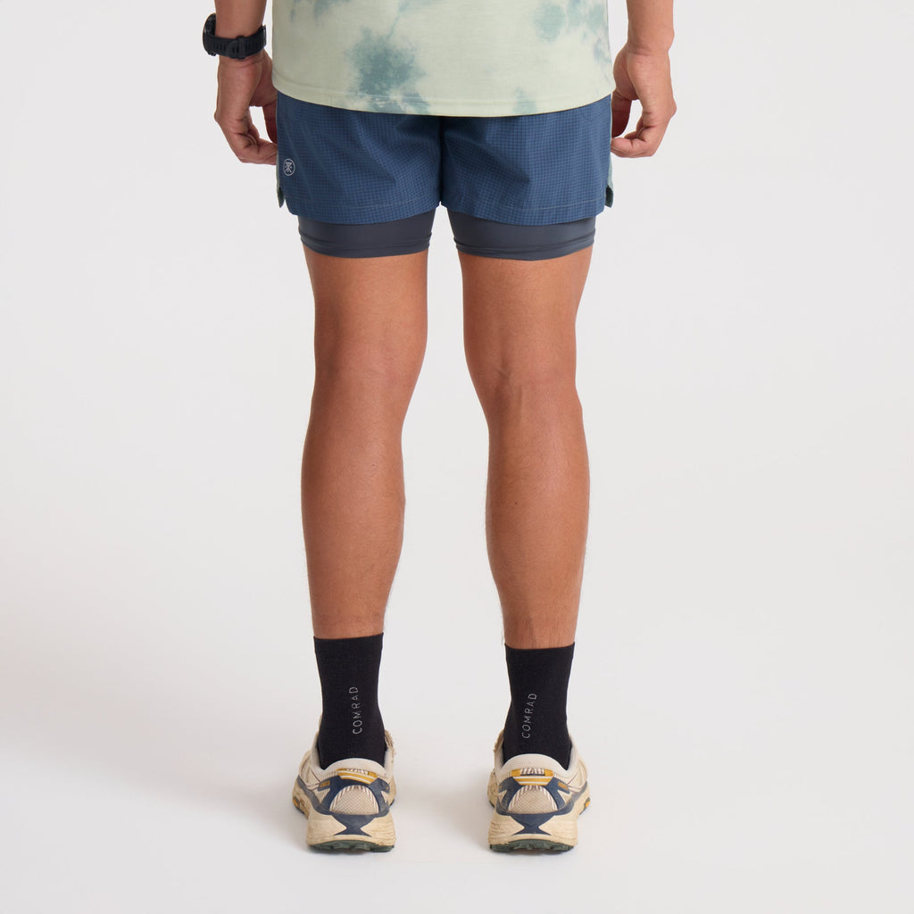 Versatile Roark active shorts in a Bermuda style, perfect for outdoor adventures and travel. Big Image - 4