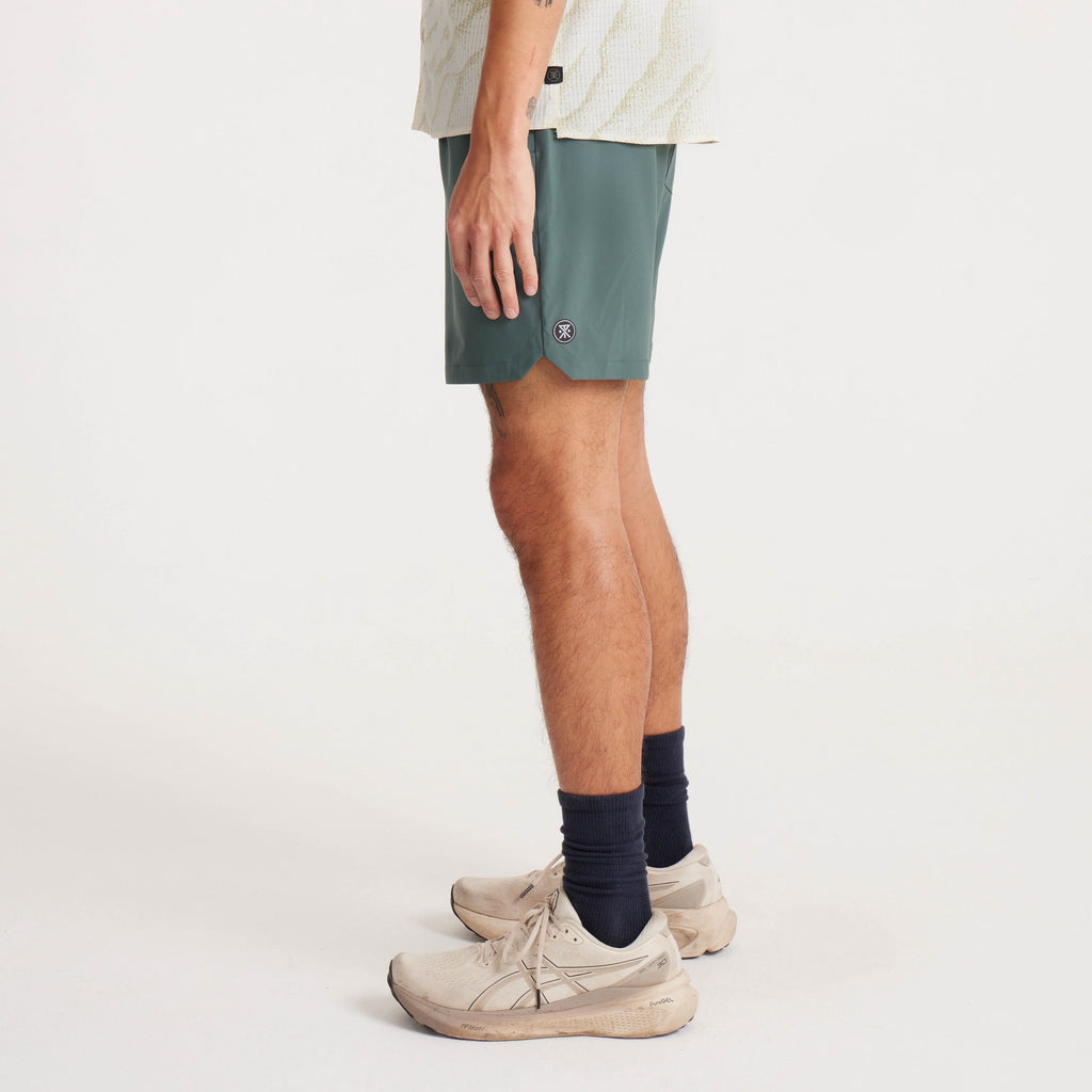 Side angle showing the fit and mobility of men's green shorts, ideal for active and casual wear. Big Image - 8