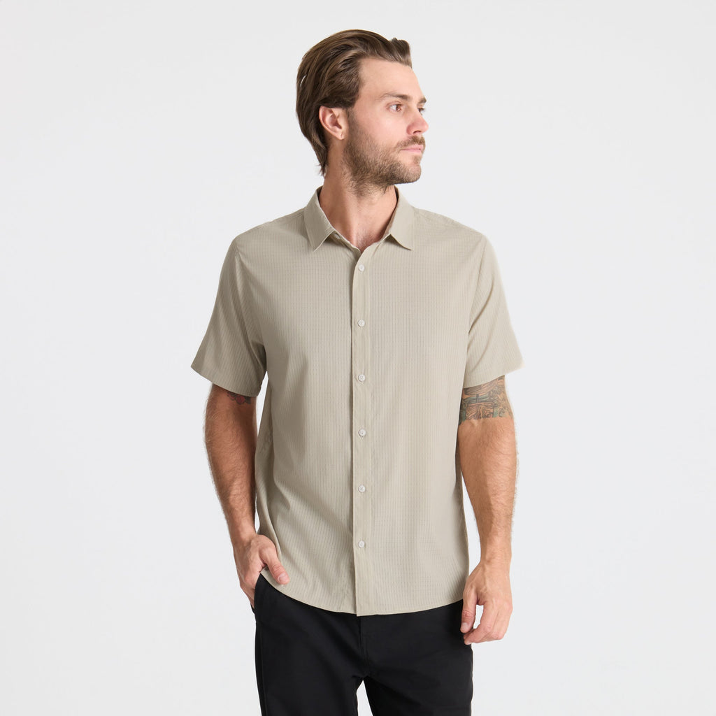 Man wearing a beige short-sleeve shirt on a white background Big Image - 3