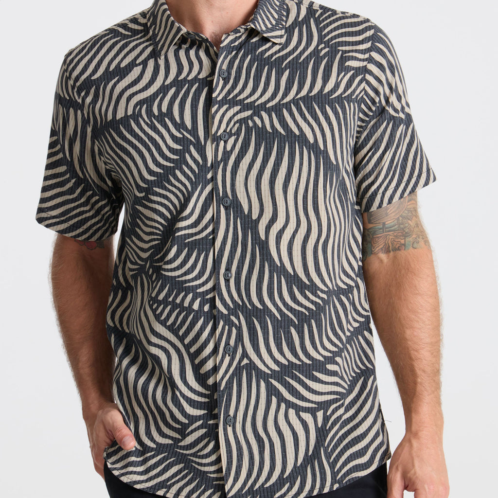 Close-up of a gray active shirt featuring detailed stitching on the collar, sleeves, and buttons, ideal for adventure and outdoor activities. Big Image - 6