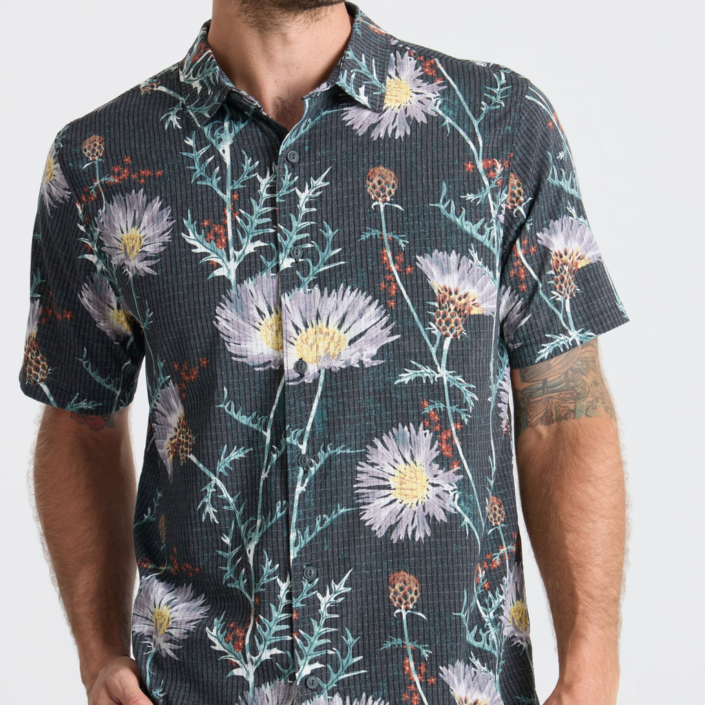 Stylish black collar detail highlighting Roark's commitment to durable and adventure-ready apparel, ideal for outdoor enthusiasts. Big Image - 7