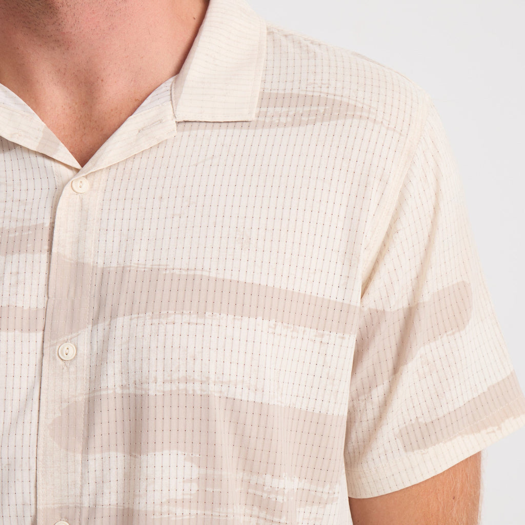 Durable outdoor shirt featuring rugged buttons, sturdy collar, and high-quality textile design, perfect for adventure and travel. Big Image - 5