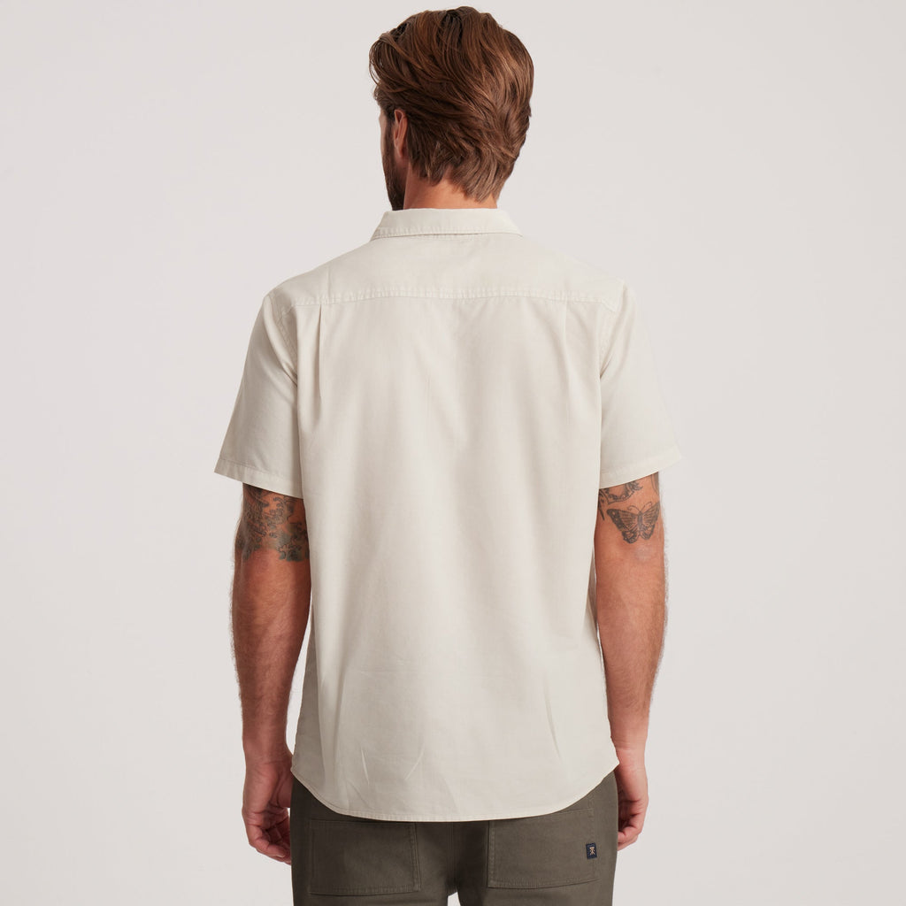 Back view of an off-white short-sleeve button-down shirt, highlighting its simple yet versatile design perfect for casual or semi-formal wear. Big Image - 4
