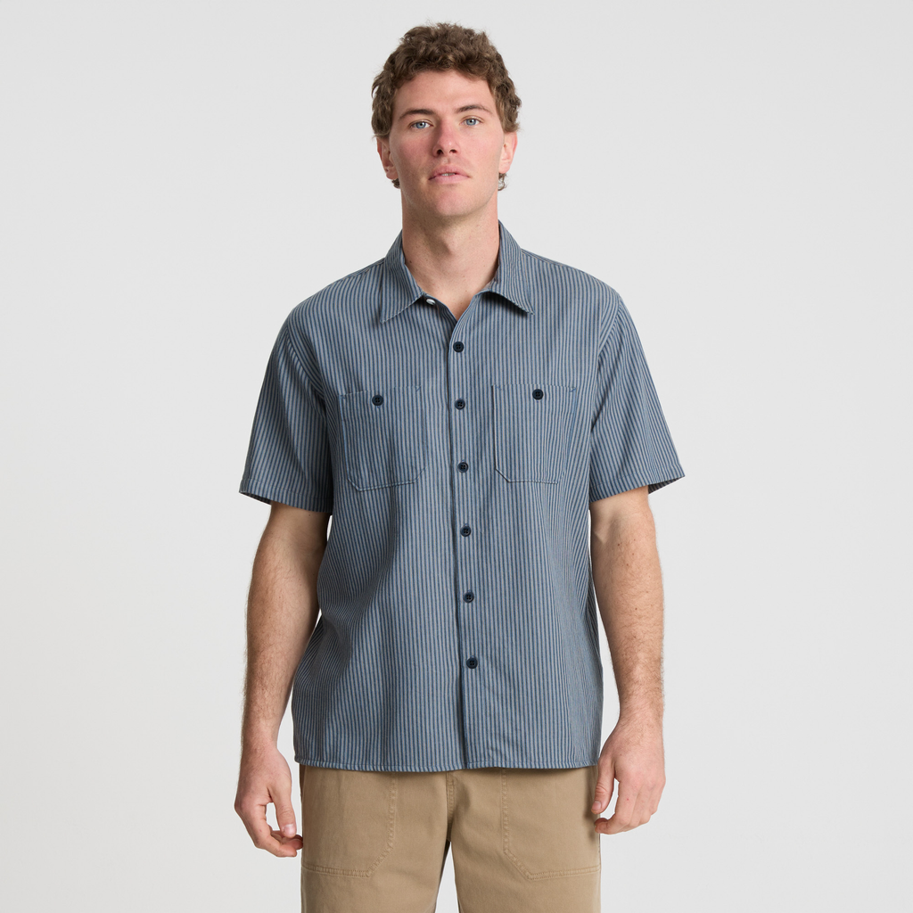 Close-up view of a rugged outdoor shirt featuring a detailed collar, button, and pocket design by Roark, ideal for adventure and travel. Big Image - 5
