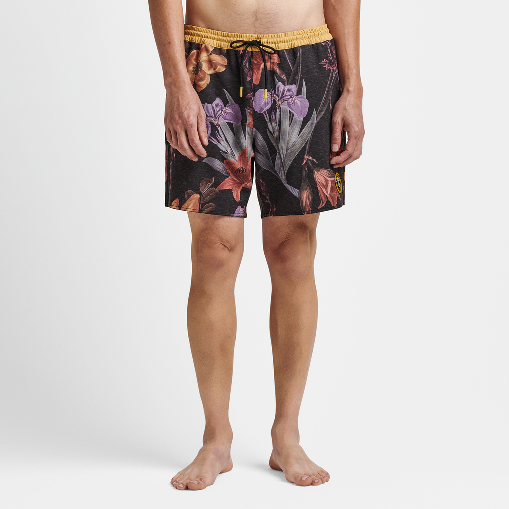 The model of Roark men's Shorey Boardshorts 16" - Black Far East Flora Big Image - 2