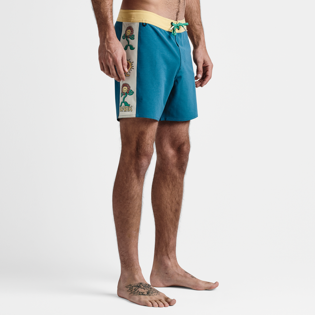 The model of Roark men's Passage Side Panel Boardshorts 16" - Smeralda Costa Big Image - 3