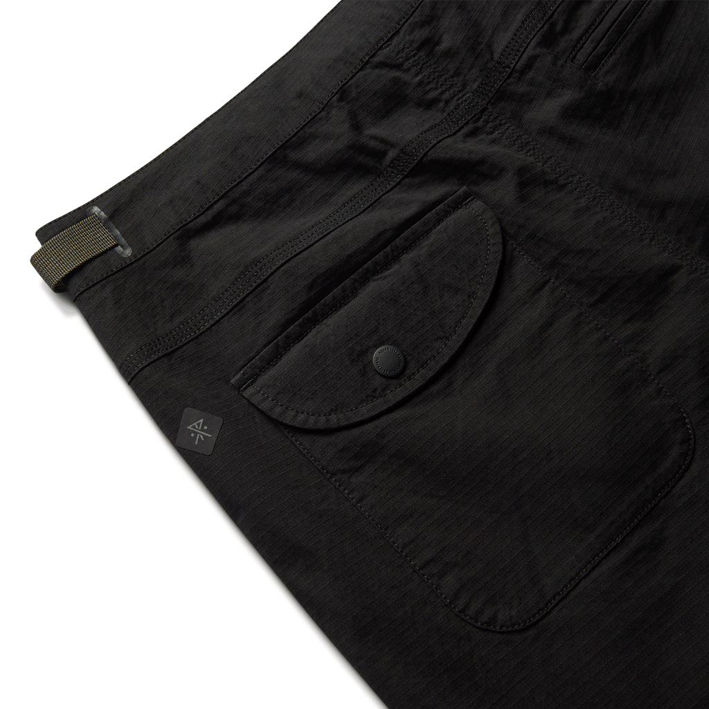 The pocket of Roark men's Campover Shorts 17" - Black Big Image - 4