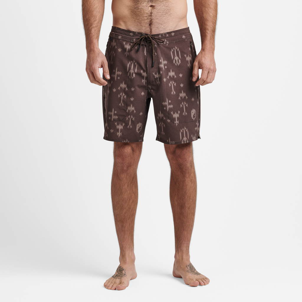 The model of Roark men's Layover Hybrid Trail Shorts 18" - Coffee Ikigai Big Image - 2