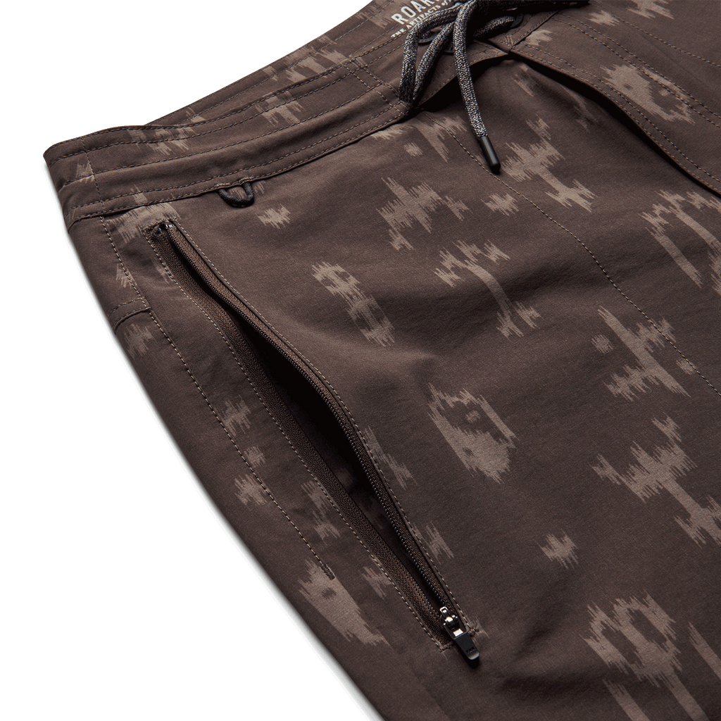 The front zipper  of Roark men's Layover Hybrid Trail Shorts 18" - Coffee Ikigai Big Image - 7