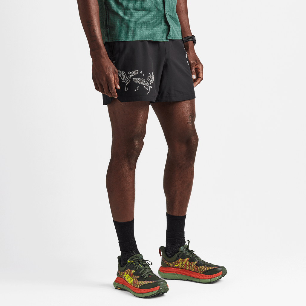 The model of Roark Run Amok's Serrano Shorts 5" - Black Big Image - 4