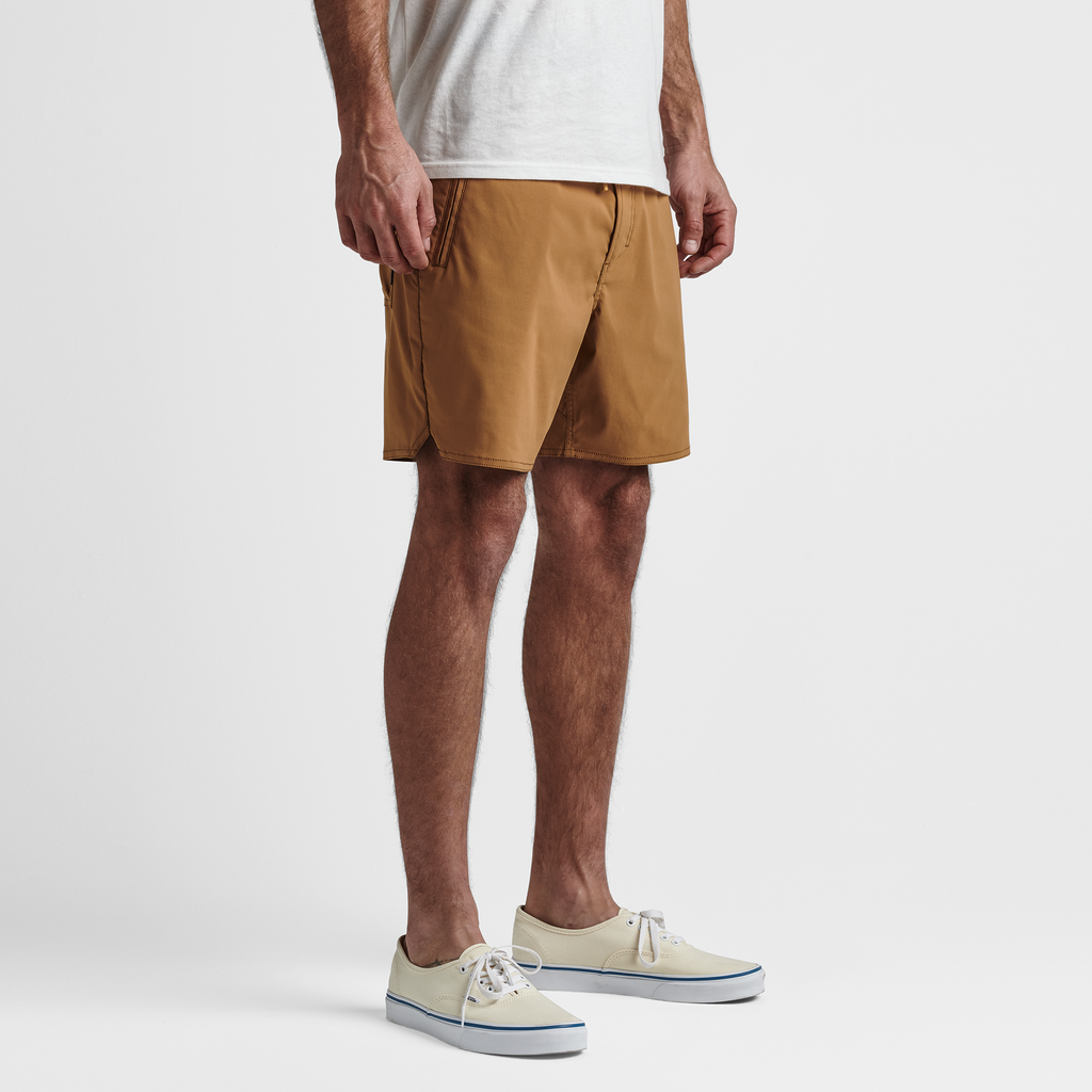 The model of Roark men's Layover Trail Shorts - Pignoli Big Image - 3