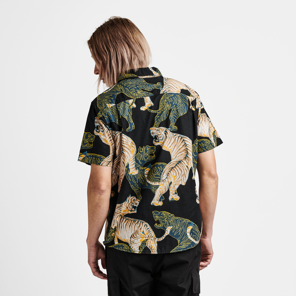 The model of Roark men's Journey Shirt - Aloha From Japan Black Shadow Tiger Big Image - 3
