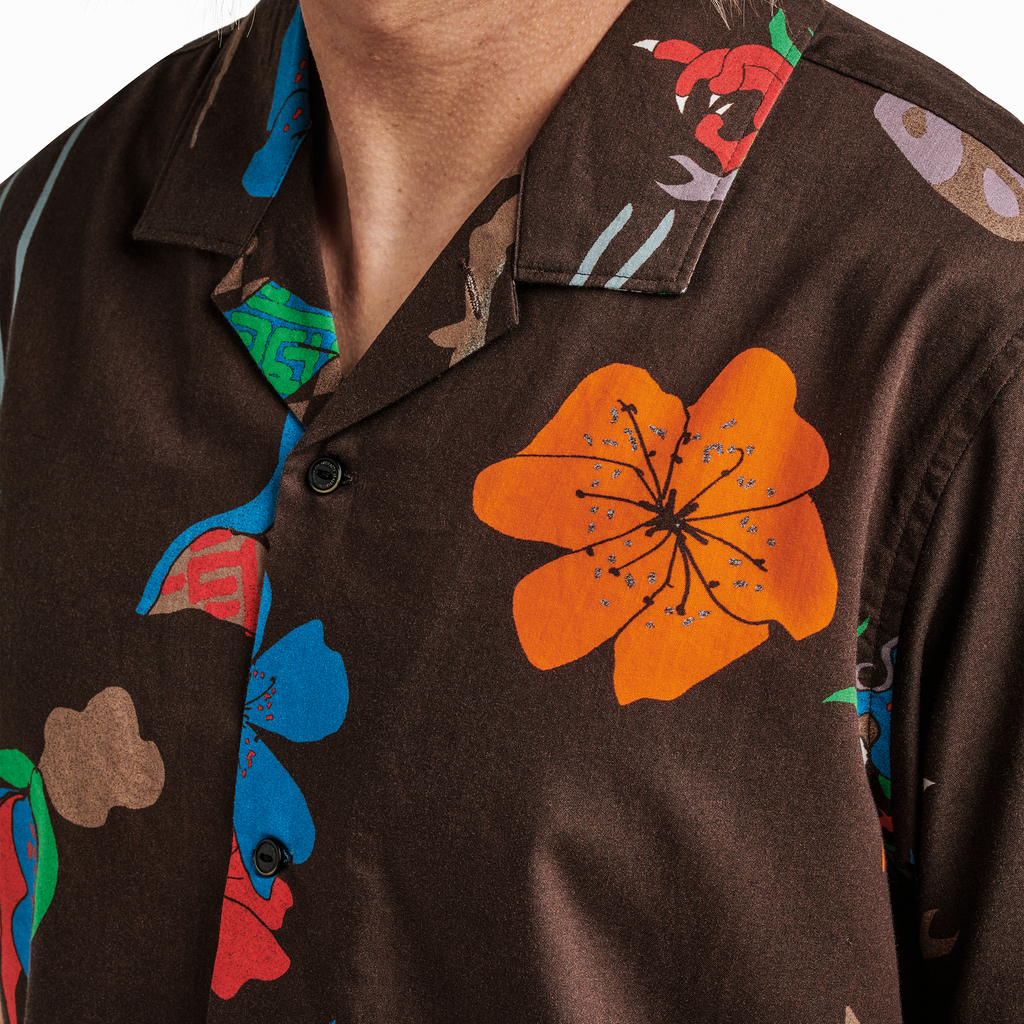 The model of Roark men's Gonzo Camp Collar Shirt - Coffee Phantasm Big Image - 5